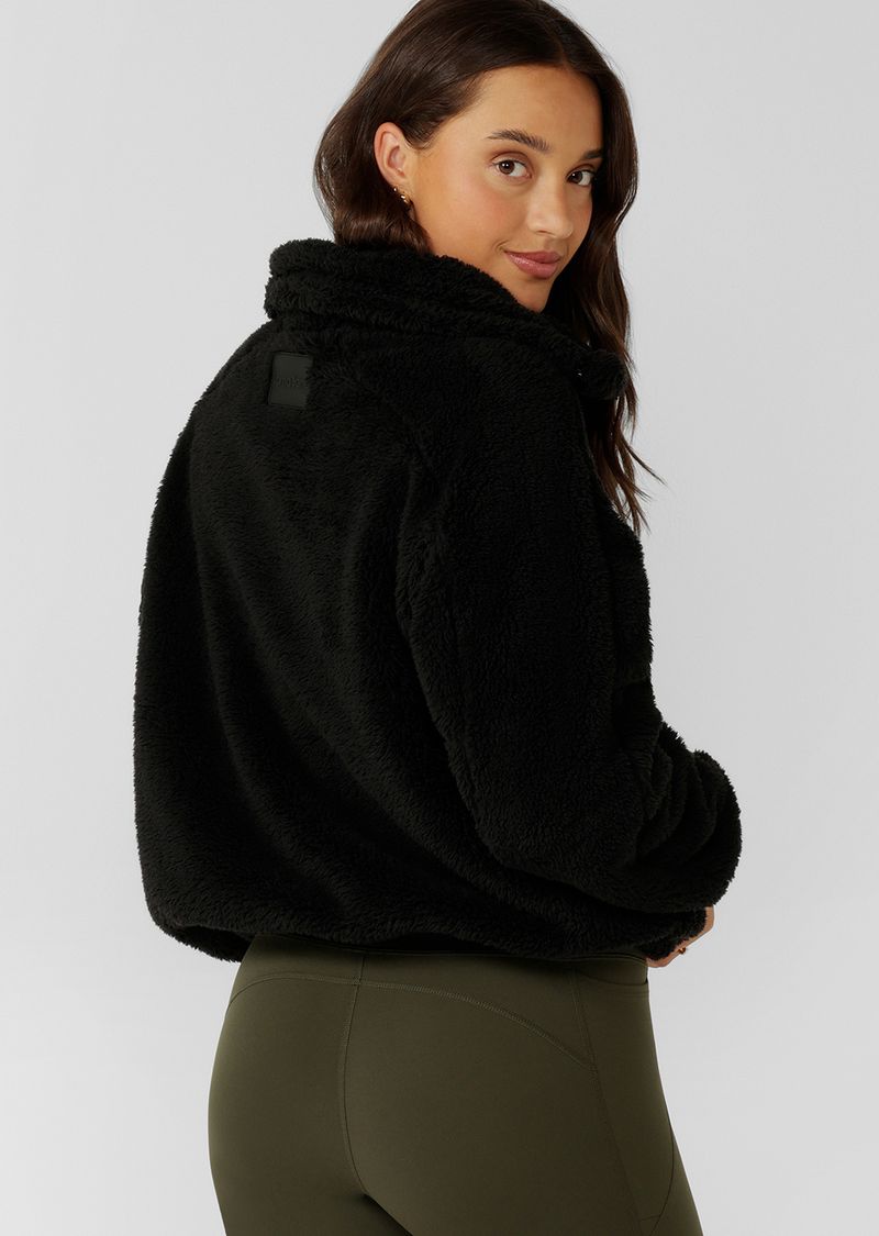 Cosy Oversized Silhouette
Elasticated Hem band and Cuffs to keep In Warmth
Side Pockets to Stash your Essentials
1/4 Zip Closure to Moderate Your Temperature
Rubber Logo Patch