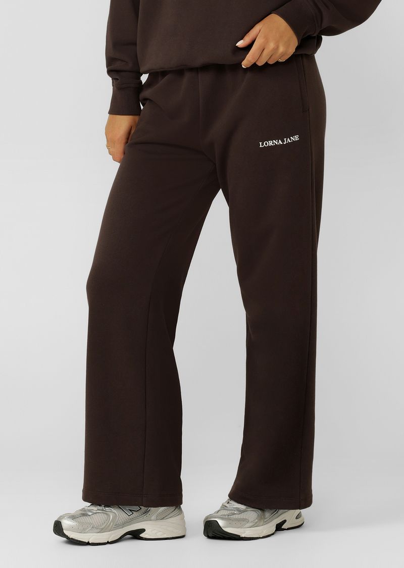 Versatile Relaxed Fit Straight Leg Silhouette
Elasticated waistband with Internal Drawcord for the Perfect Fit
Elevated Logo Embroidery
Side pockets to stash your Essentials