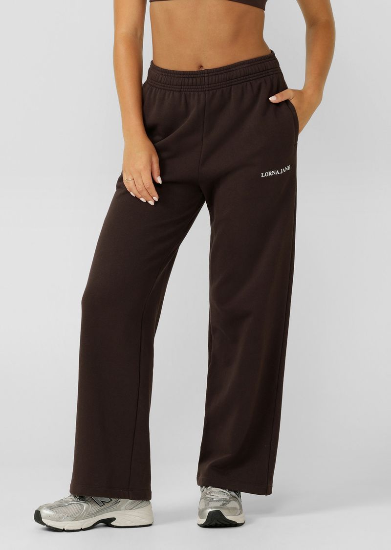 Versatile Relaxed Fit Straight Leg Silhouette
Elasticated waistband with Internal Drawcord for the Perfect Fit
Elevated Logo Embroidery
Side pockets to stash your Essentials