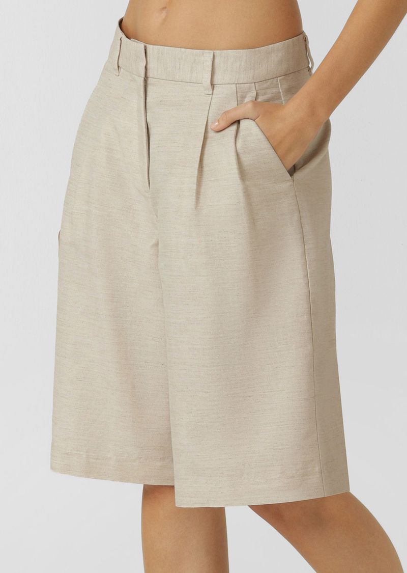 On-Trend Tailored 3/4 length Silhouette
Side Pockets and Back Welt Pocket to Stash your Essentials
Zip Fly with Hidden Secure Button and Hook Closure
Premium Lightweight Linen Blend Fabrication
Woven Logo Badge