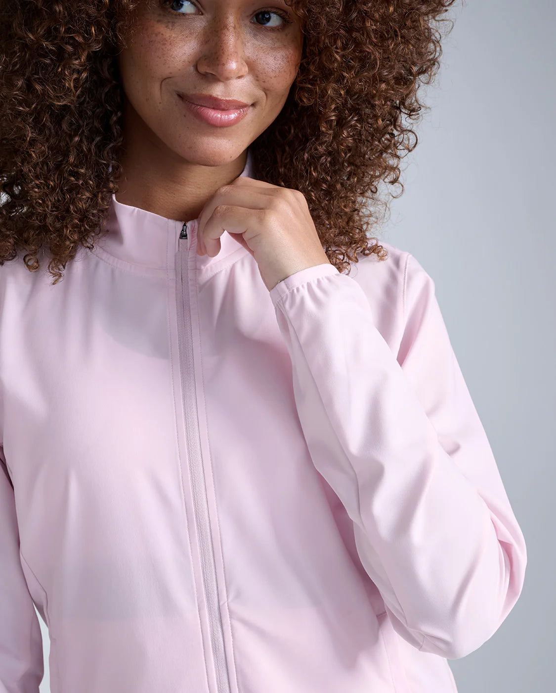 Sustainable C0 DWR water-resistant treatment
Lightweight 105gsm fabric
Secure front press-stud pockets
50+ UPF sun protection
Reflective trims for visibility