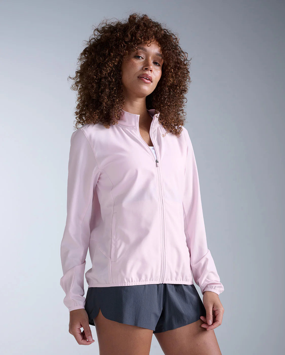 Sustainable C0 DWR water-resistant treatment
Lightweight 105gsm fabric
Secure front press-stud pockets
50+ UPF sun protection
Reflective trims for visibility