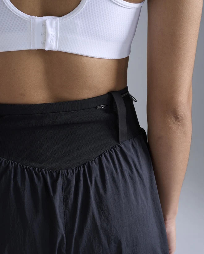Run freely with everything you need close by. Providing coverage without compromise, the Aero Trail 5 Inch Shorts combine lightweight stretch fabric with a bonded waistband and mesh pocketing for fast-access storage.