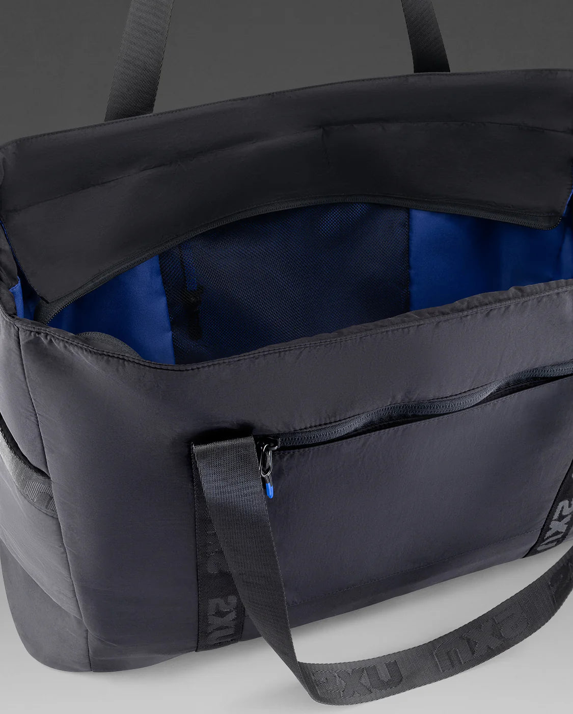 Large enough to hold your laptop and yoga mat, the Commute Tote Bag also features internal pocketing to organise smaller items so no matter what your fitness journey is, your ready
