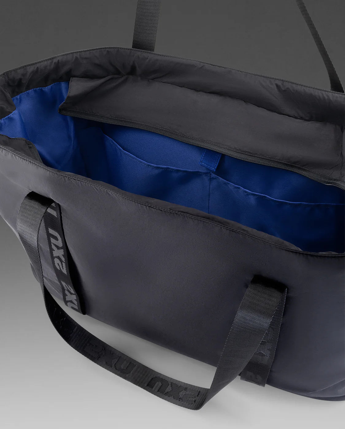 Large enough to hold your laptop and yoga mat, the Commute Tote Bag also features internal pocketing to organise smaller items so no matter what your fitness journey is, your ready