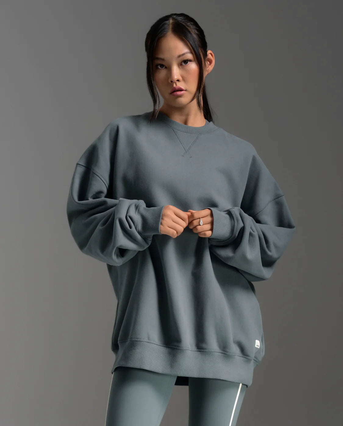 Part of the 2XU Everyday Collection, the EZ oversized crew is designed with the same discipline we bring to technical performance product. Crafted from premium organic cotton fleece, it offers breathable warmth, structure and durability that stands up to repeat wear. Ribbed cuffs, hem and a clean V-neck finish add shape without restriction. With its relaxed fit, it’s ideal for layering, moving or recovering in your own time. This is comfort built to last, worn with ease and purpose.