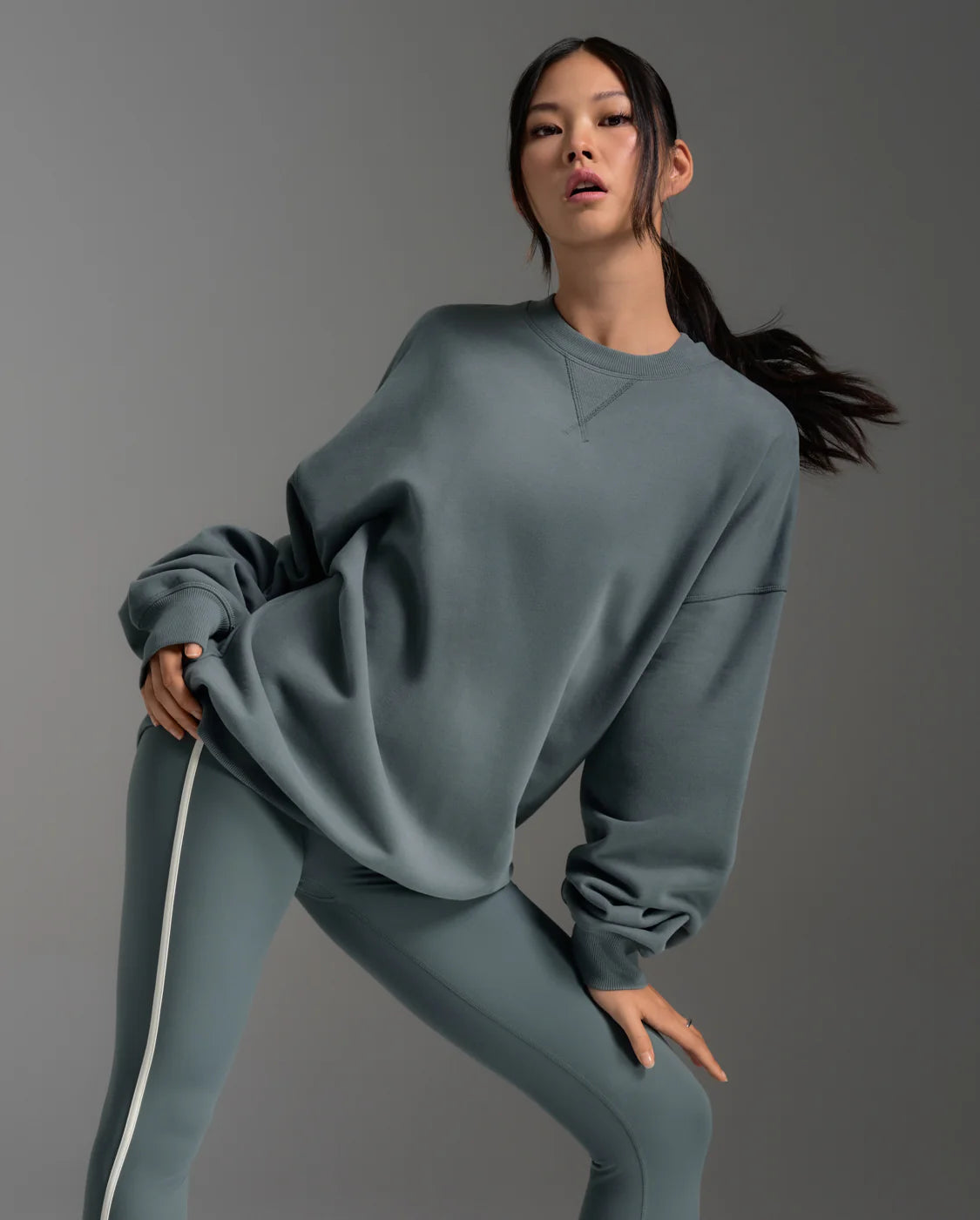 Part of the 2XU Everyday Collection, the EZ oversized crew is designed with the same discipline we bring to technical performance product. Crafted from premium organic cotton fleece, it offers breathable warmth, structure and durability that stands up to repeat wear. Ribbed cuffs, hem and a clean V-neck finish add shape without restriction. With its relaxed fit, it’s ideal for layering, moving or recovering in your own time. This is comfort built to last, worn with ease and purpose.