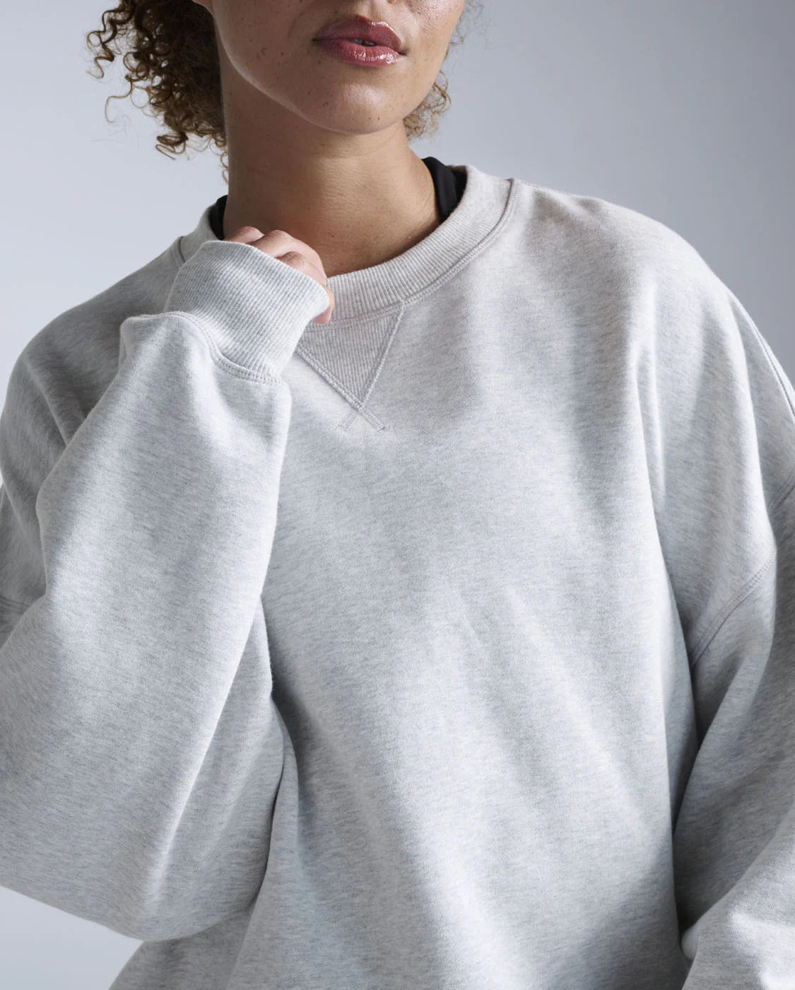 Heavyweight brushed organic cotton fleece
Hypoallergenic for sensitive skin
Naturally breathable and odour-resistant
Ribbed cuffs and hems to trap heat
Roomy oversized fit