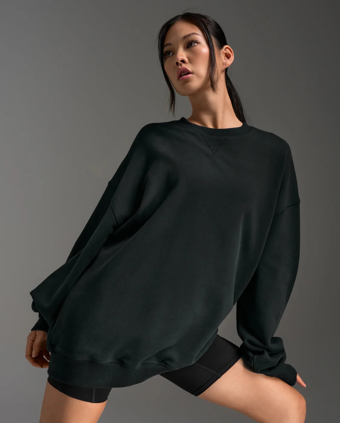 The EZ Oversized Organic Cotton Crew is designed to throw on and get moving, with heavyweight warmth and breathable comfort that keep up all day.
