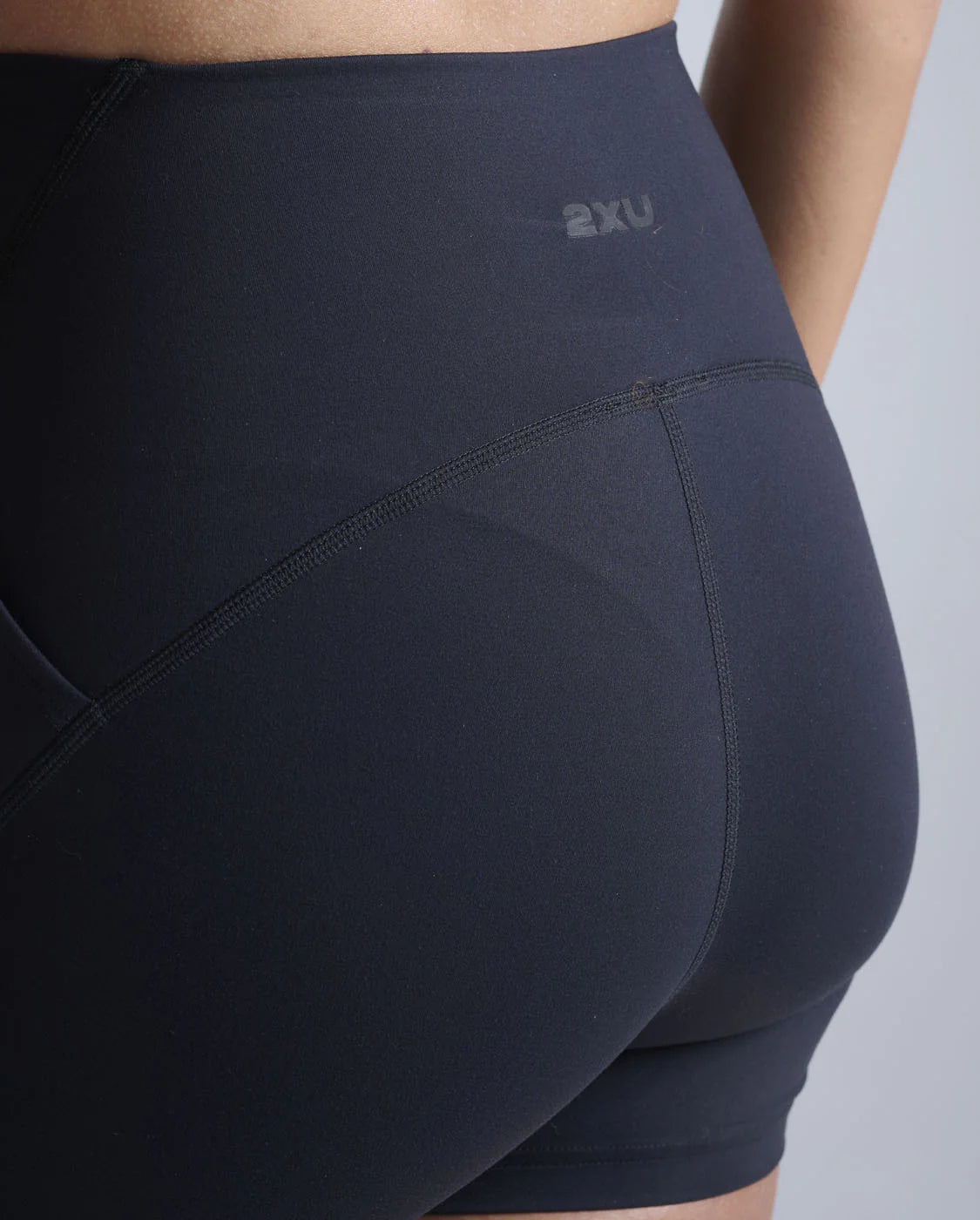 2XU's softest brushed interlock fabric
Squat-proof coverage and 4-way stretch
Seamless front panel and flattering hi-rise waistband
Mild compression supports circulation and recovery
Angled double side hip pockets
