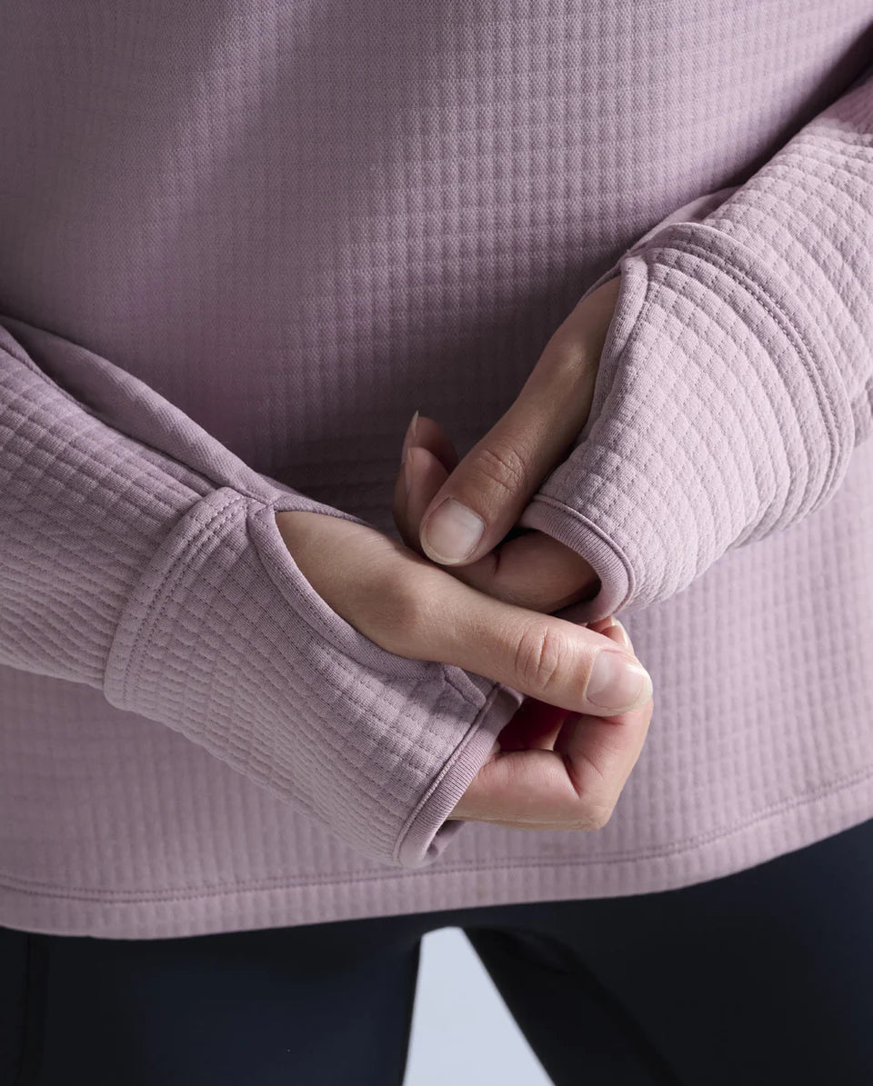 1. 1/4 zip long sleeve
2. Stand collar for neck coverage
3. 315gsm textured puff grid encapsulates air for optimal warmth while reducing microfiber shedding
4. Zip for versatile air flow management
5. Cuffs with thumbholes and flip over mittens to keep cold hands at bay
6. Reflective logos and trims
7. This garment contains recycled yarns