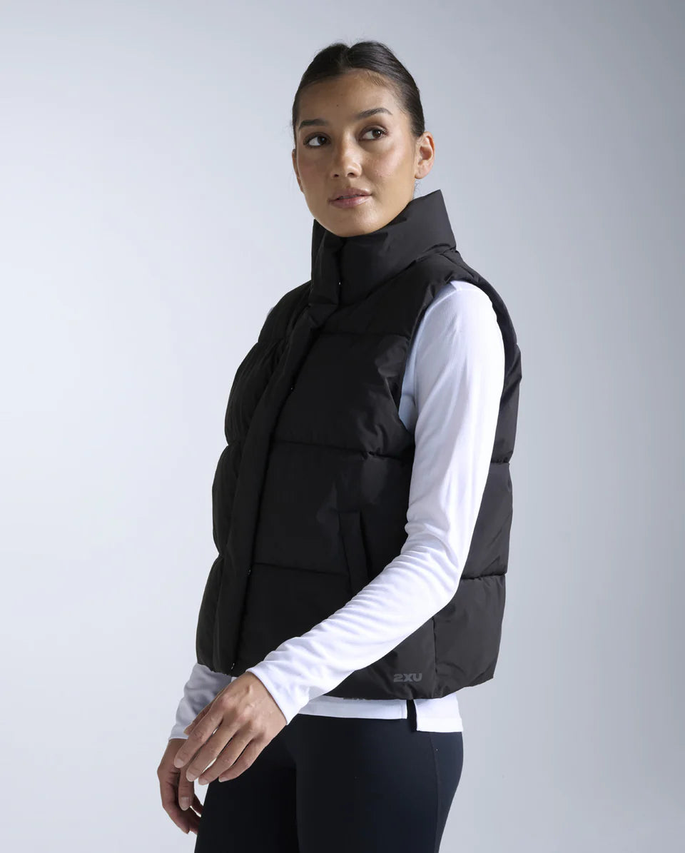 Lightweight down-proof woven shell
Sustainable C0 DWR water-resistant treatment
Stand collar shields neck and traps heat at core
Centre front zip with snap-fastening flap
Angled welt pockets for easy, glove-friendly storage