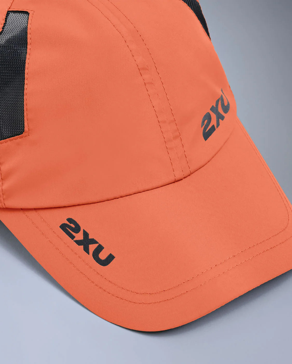 Lightweight 6-panel run cap
Semi-curved brim
Moisture wicking sweatband
2XU logo on front panel and brim
Mesh ventilation panels
Adjustable velcro closure with silicon tab
2XU logo on velcro closure