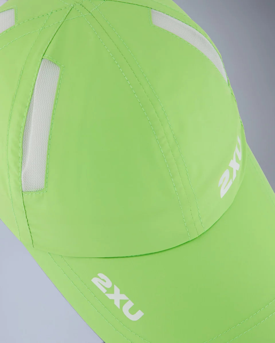 Lightweight 6-panel run cap
Semi-curved brim
Moisture wicking sweatband
2XU logo on front panel and brim
Mesh ventilation panels
Adjustable velcro closure with silicon tab
2XU logo on velcro closure