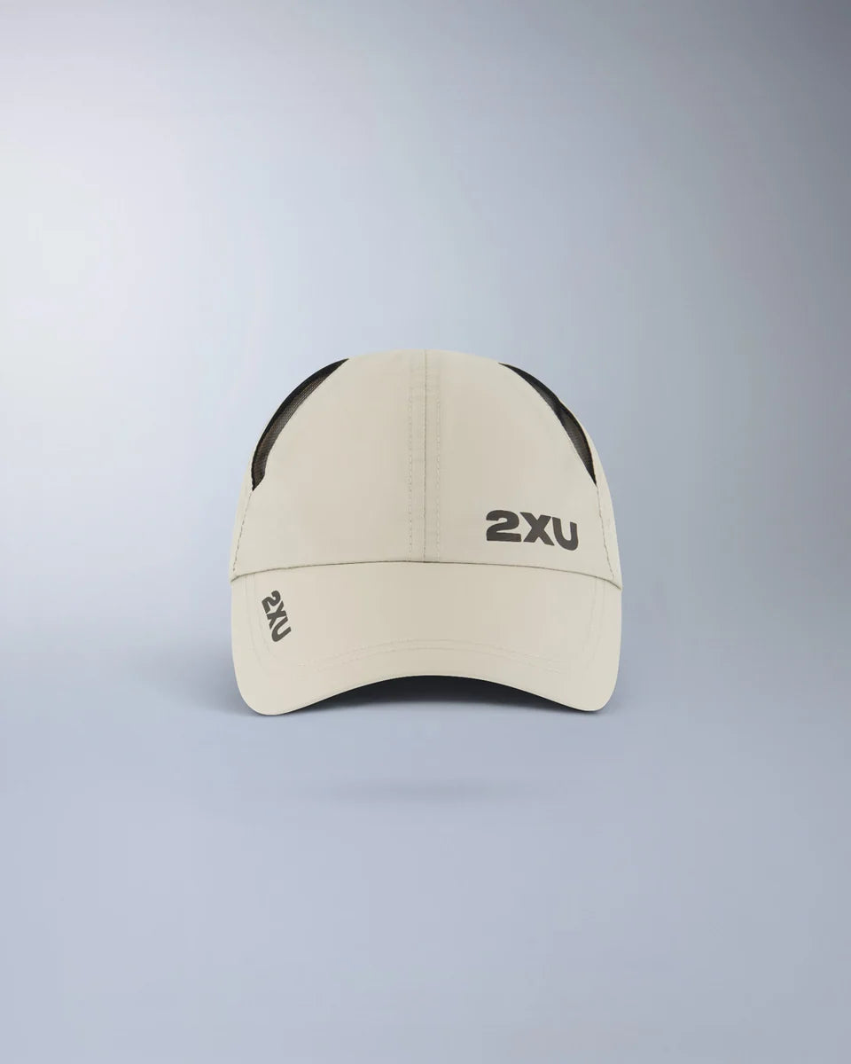 Lightweight 6-panel run cap
Semi-curved brim
Moisture wicking sweatband
2XU logo on front panel and brim
Mesh ventilation panels
Adjustable velcro closure with silicon tab
2XU logo on velcro closure