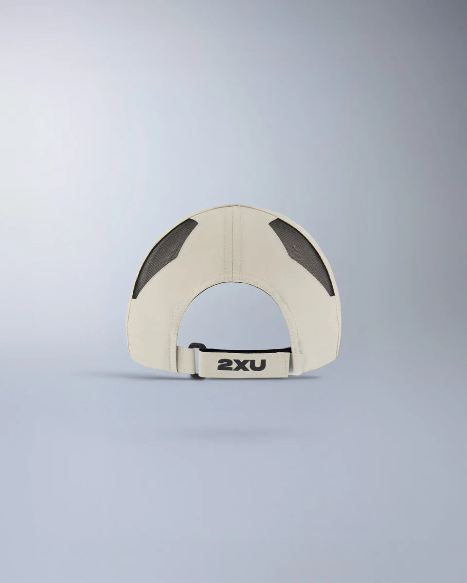 Lightweight 6-panel run cap
Semi-curved brim
Moisture wicking sweatband
2XU logo on front panel and brim
Mesh ventilation panels
Adjustable velcro closure with silicon tab
2XU logo on velcro closure