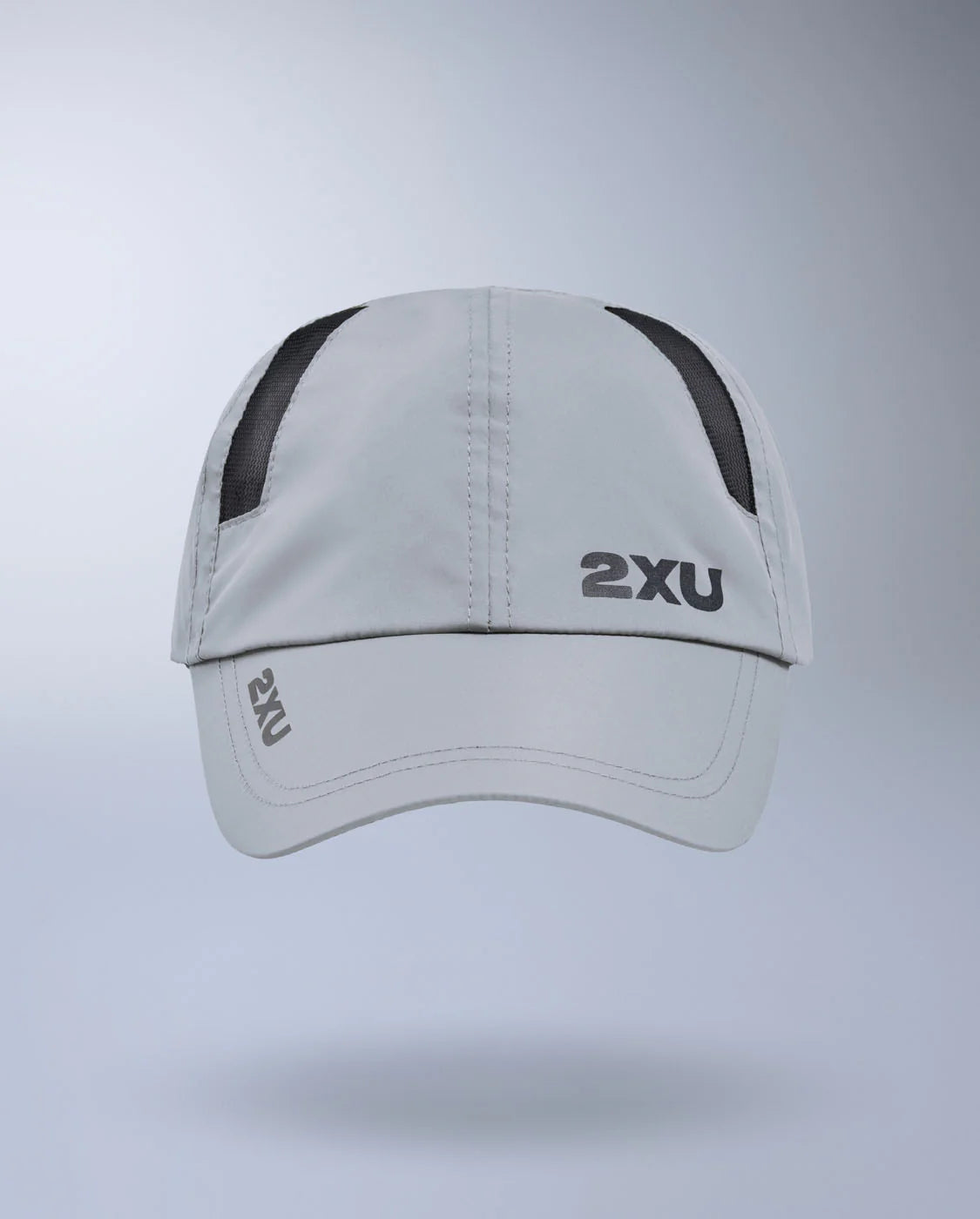 Lightweight 6-panel run cap
2. Semi-curved brim
3. Moisture wicking sweatband
4. 2XU logo on front panel and brim
5. Mesh ventilation panels
6. Adjustable velcro closure with silicon tab
7. 2XU logo on velcro closure