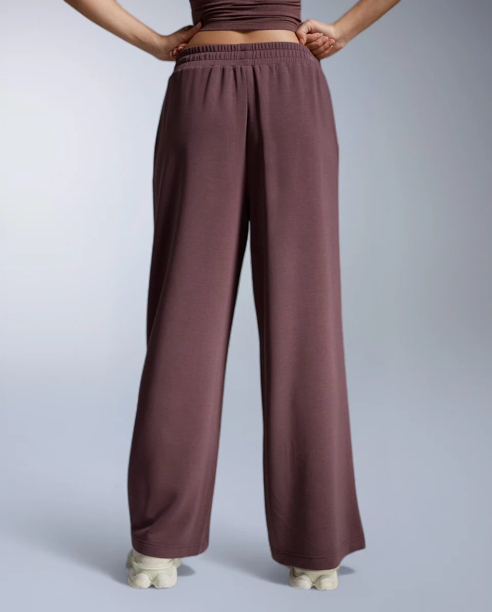 The Wonderluxe Sand Washed Wide Leg Pants are not just soft, they’re the perfect mix of relaxed and refined. The kind of pants you can stretch in, step out in, or spend the whole weekend in without missing a beat.