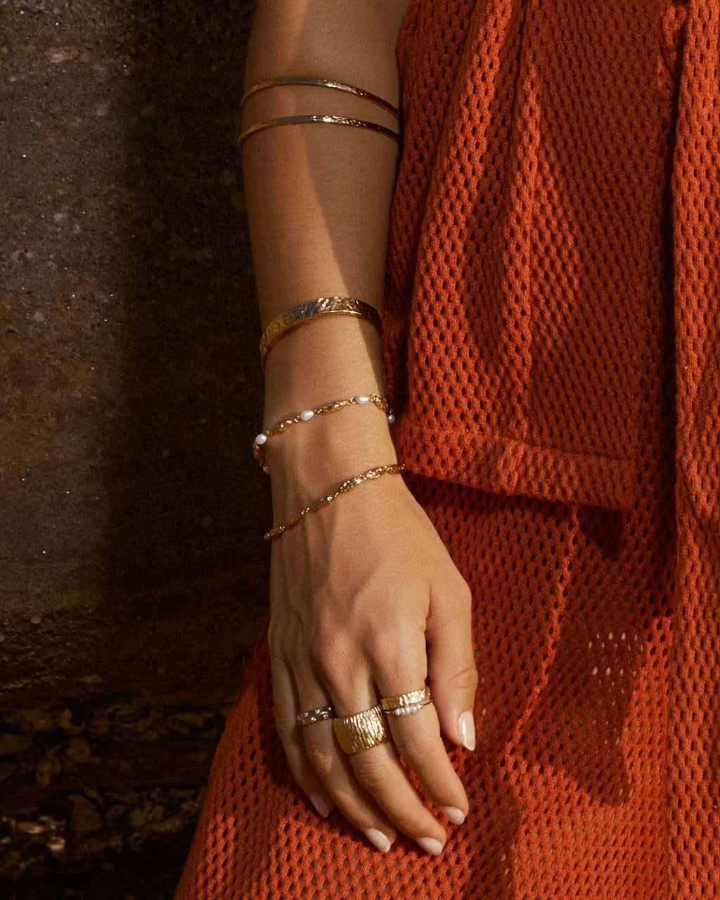 A true standout piece, Mimi seamlessly blends timeless elegance with modern sophistication, making it the ideal accessory for every occasion.