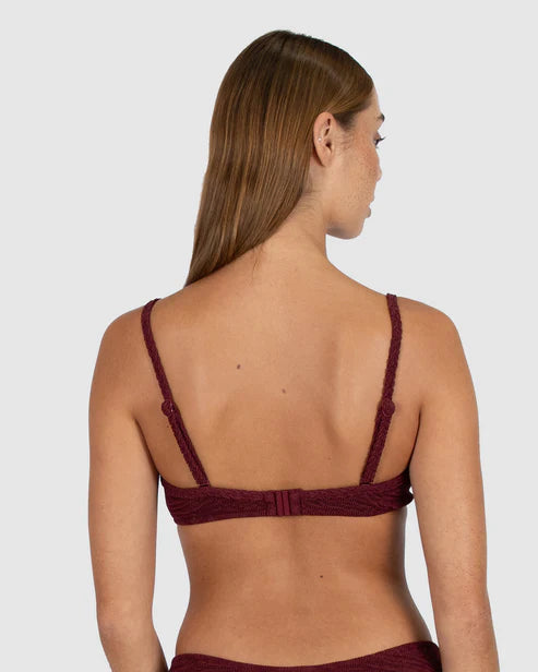 Adjustable and convertible straps
Removable moulded cups
Underwire
Clip back
Fabric: 93% Polyamide / 7%