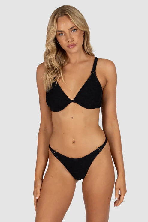 Brazilian bottom coverage
Crinkle Fabric
Fabric: 93% Polyamide / 7% Elastane