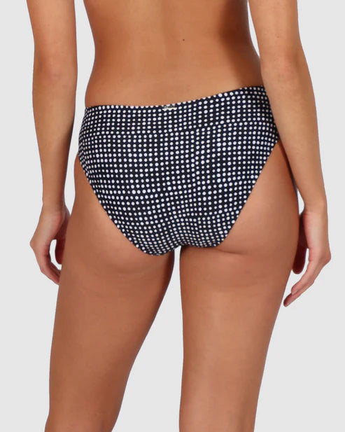 Introducing the Marilyn twist band regular pant, a timeless beachwear option with a regular fit and delightful tie details, offering both comfort and style for your seaside adventures.