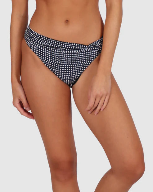 Introducing the Marilyn twist band regular pant, a timeless beachwear option with a regular fit and delightful tie details, offering both comfort and style for your seaside adventures.