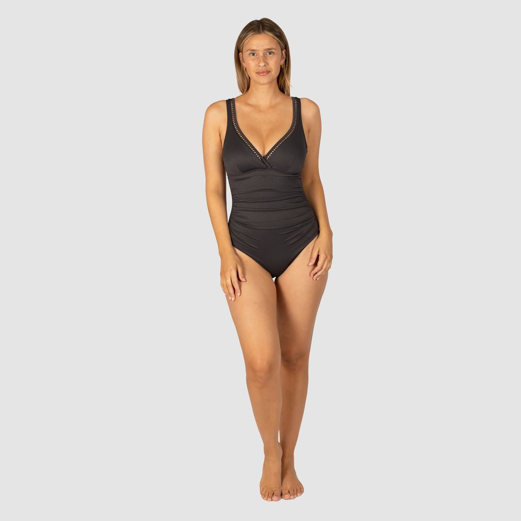 Underwire support
Boning support
Removable cups
Ladder lace detail
TUMMY CONTROL POWER MESH FRONT
Fabric: Textural
Fabric: 85% Polyamide 15% Elastane
Fabric: Developed in Spain
Designed in Australia