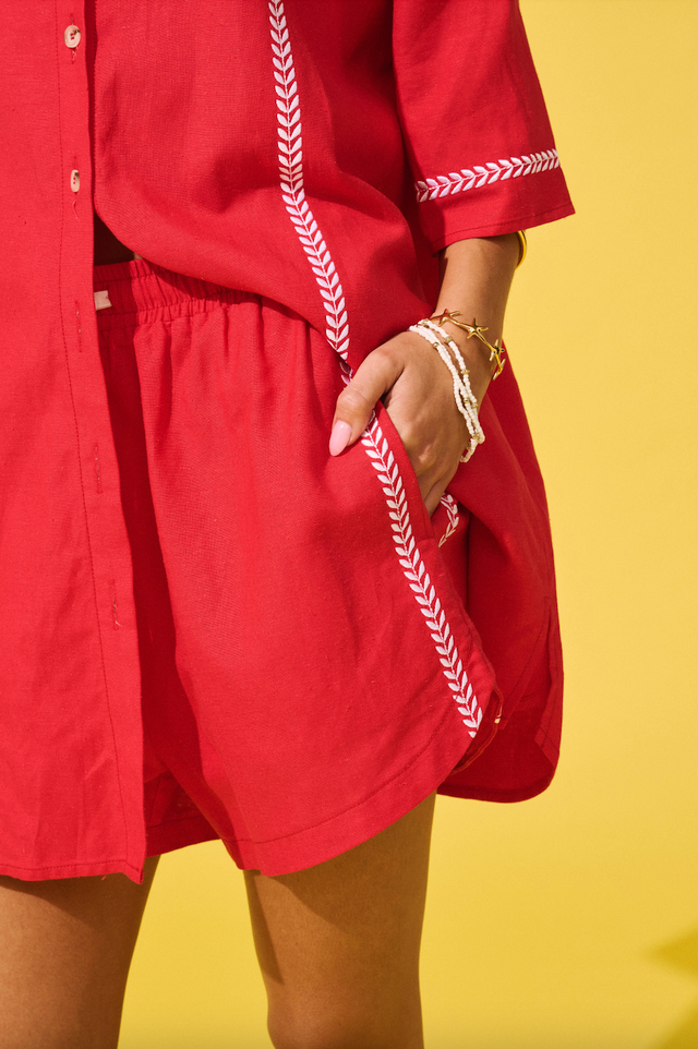 Elasticated waist, pull on short
Functional white drawcord
Inseam side pockets
Curved hemline to flatter the leg
Contrast white leaf embroidery along side seams