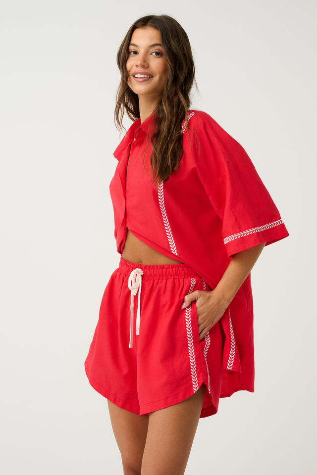 Elasticated waist, pull on short
Functional white drawcord
Inseam side pockets
Curved hemline to flatter the leg
Contrast white leaf embroidery along side seams