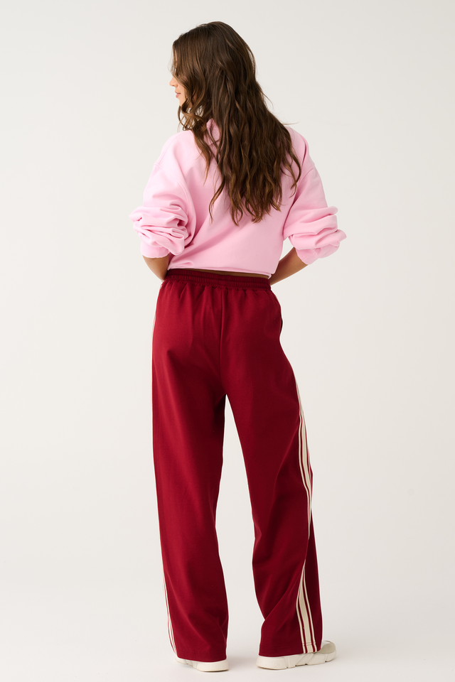 Straight leg, soft drape track pant
Contrast knit cream tape along outer leg
Inseam side pockets
Cream knit drawstring through elasticated waistband