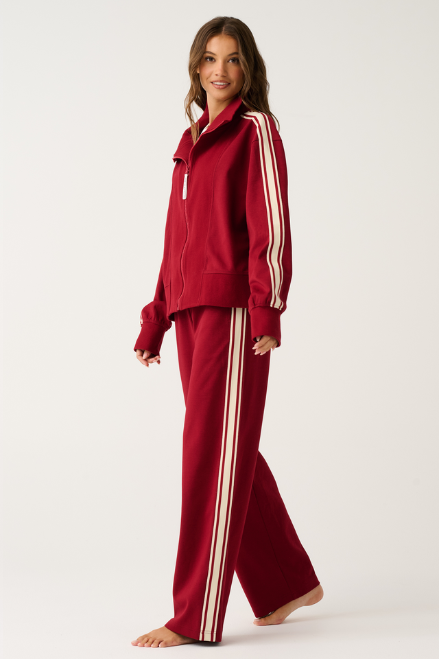 Straight leg, soft drape track pant
Contrast knit cream tape along outer leg
Inseam side pockets
Cream knit drawstring through elasticated waistband