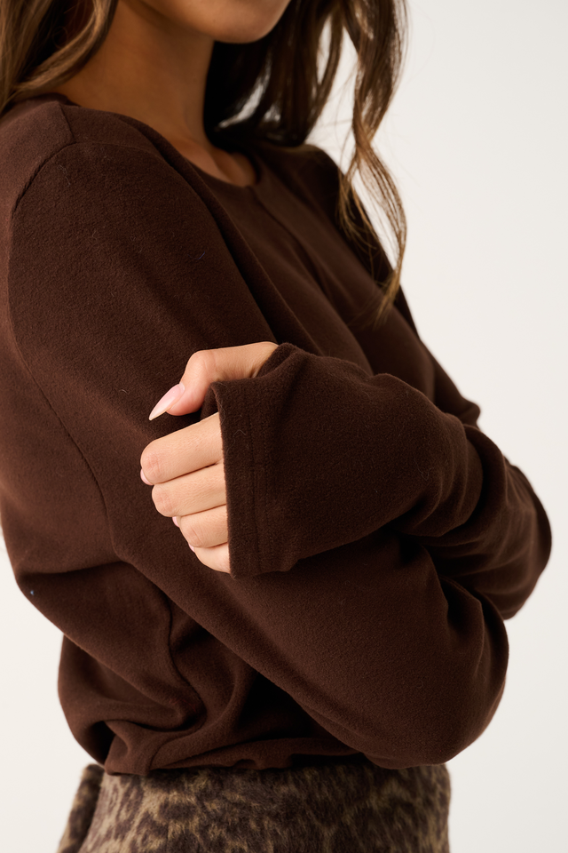 Round neck, long sleeve top
Thumb holes
Centre front and back seam detail
Soft velvet jersey fabric, 88% acrylic 12% spandex