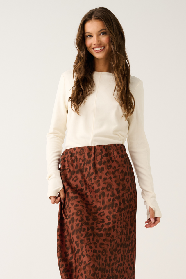 Round neck, long sleeve top
Thumb holes
Centre front and back seam detail
Soft velvet jersey fabric, 88% acrylic 12% spandex