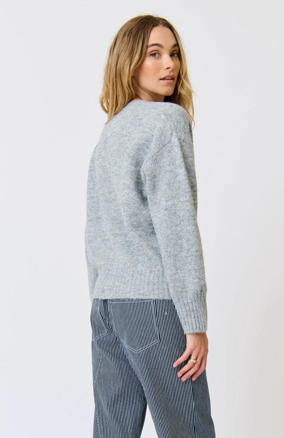 Relaxed, hip length cardigan
Contrast shell buttons
Ribbed crew neck
Dropped shoulder
8% wool 59% recycled polyester 22% nylon 10% polyester 1% spandex yarn