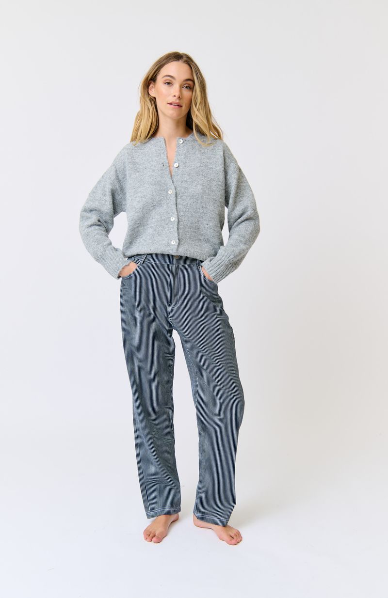 Relaxed, hip length cardigan
Contrast shell buttons
Ribbed crew neck
Dropped shoulder
8% wool 59% recycled polyester 22% nylon 10% polyester 1% spandex yarn
