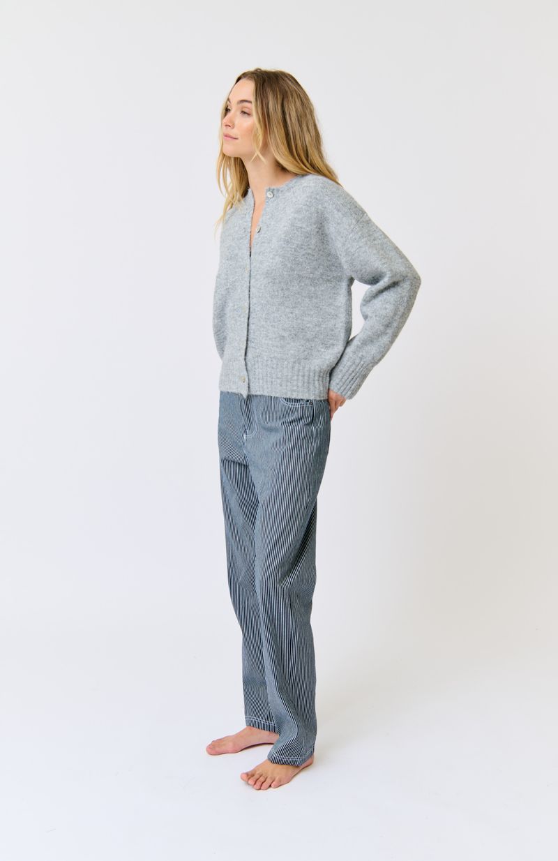 Relaxed, hip length cardigan
Contrast shell buttons
Ribbed crew neck
Dropped shoulder
8% wool 59% recycled polyester 22% nylon 10% polyester 1% spandex yarn