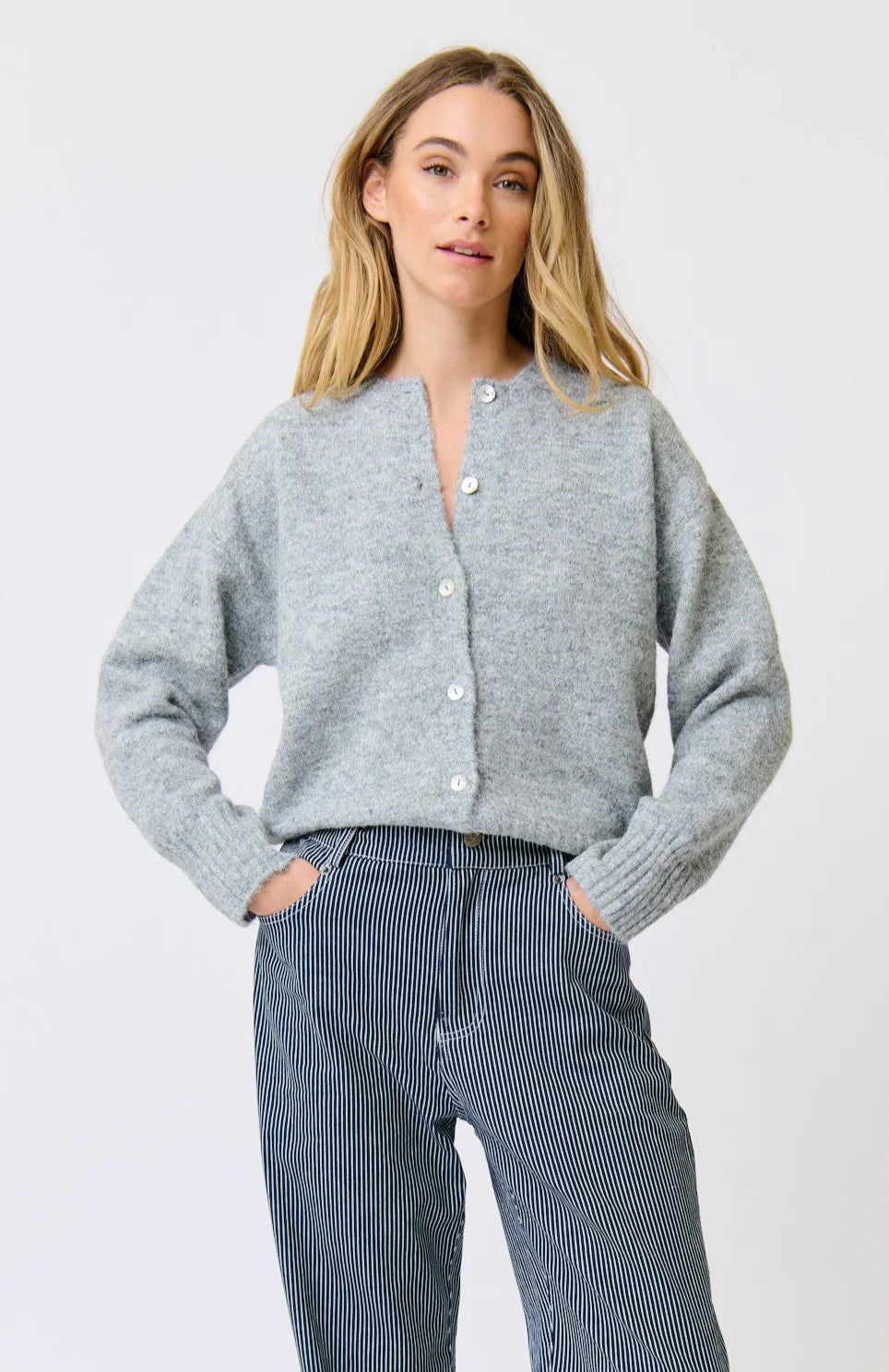 Relaxed, hip length cardigan
Contrast shell buttons
Ribbed crew neck
Dropped shoulder
8% wool 59% recycled polyester 22% nylon 10% polyester 1% spandex yarn