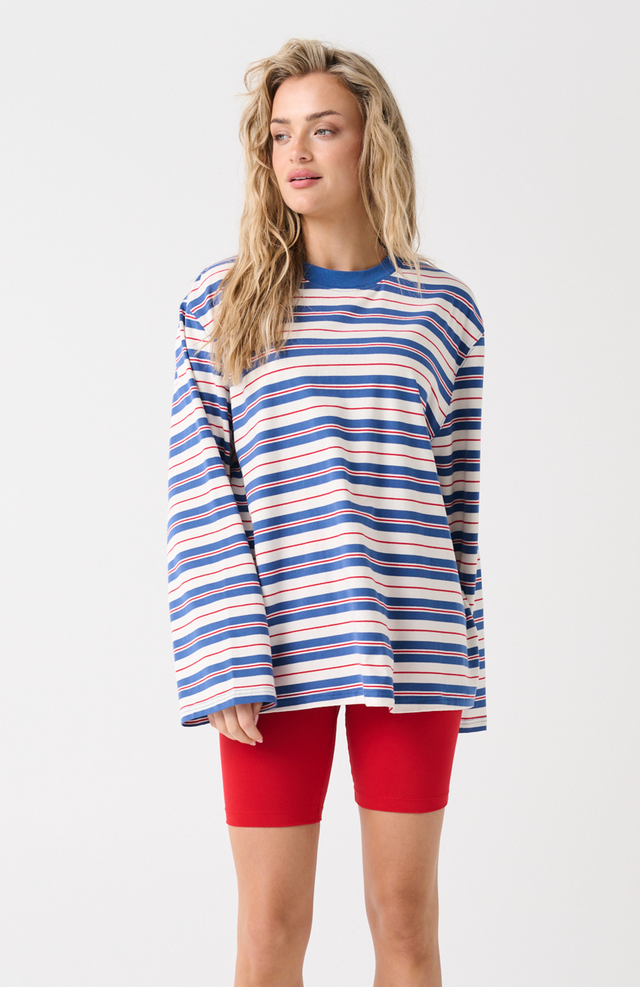 Boxy-fit T-Shirt
Long Sleeve
Straight hemline
Contrast neck binding
Embroidered monogram logo at the back neck
100% Cotton Jersey Fabric