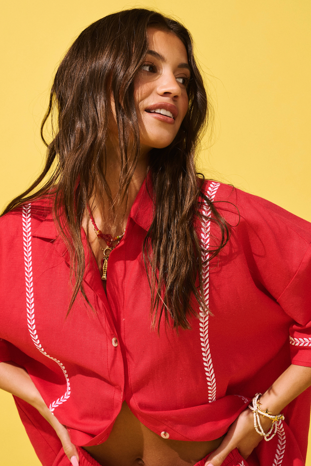 Straight fit, mini length shirt dress
V-neck with functional front buttons
Drop shoulder with elbow length sleeve
Contrast white leaf embroidery along front and sleeve hem