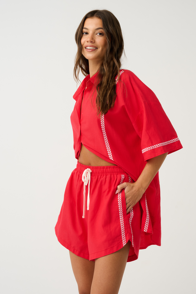 Straight fit, mini length shirt dress
V-neck with functional front buttons
Drop shoulder with elbow length sleeve
Contrast white leaf embroidery along front and sleeve hem