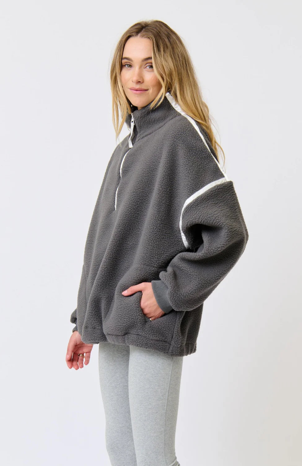 Oversized 1/4 zip pullover
Funnel neck
Ribbed cuffs
Encased elastic through the hem
Drop shoulder with long sleeve
Contrast nylon binding along shoulders and zip
Welt pockets
100% Polyester fleece fabric
