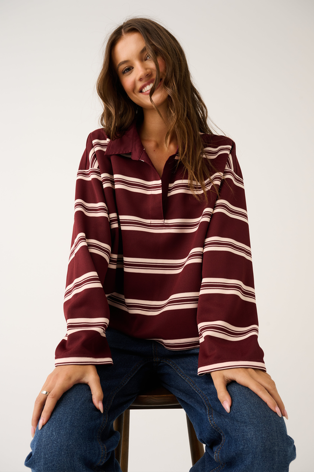Boxy fit rugby top
Contrast collar
Drop shoulder
Straight hemline
Rubber badge logo at the back neck