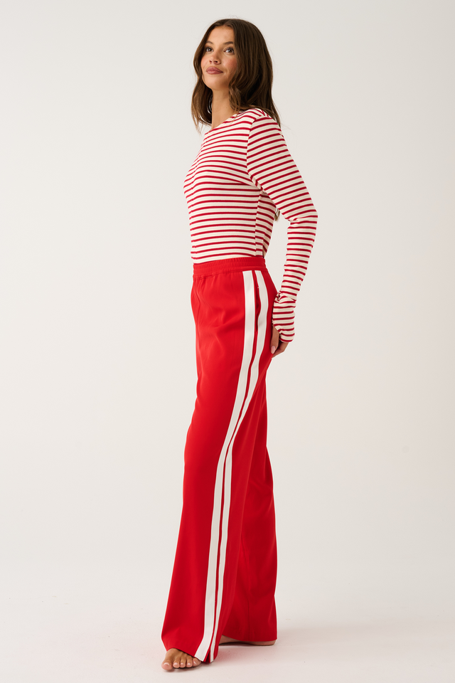 Elasticated waistband
Slim straight leg fit
Inseam side pockets
Split hem at the ankle
Contrast side tape detail