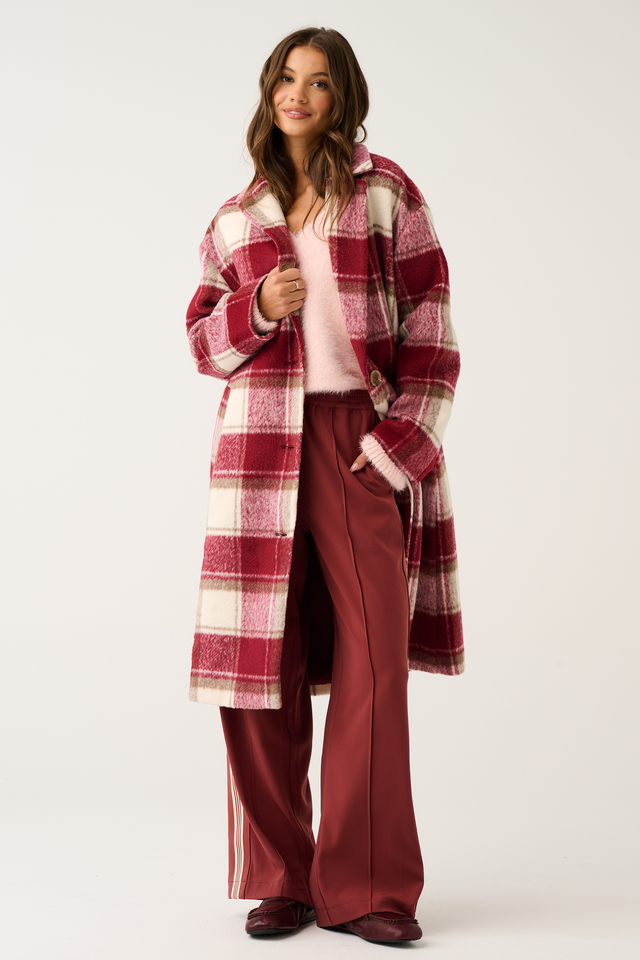 Longline coat
Lapel collar
Functional button front closure
Hip pockets
back hem vent
fully lined