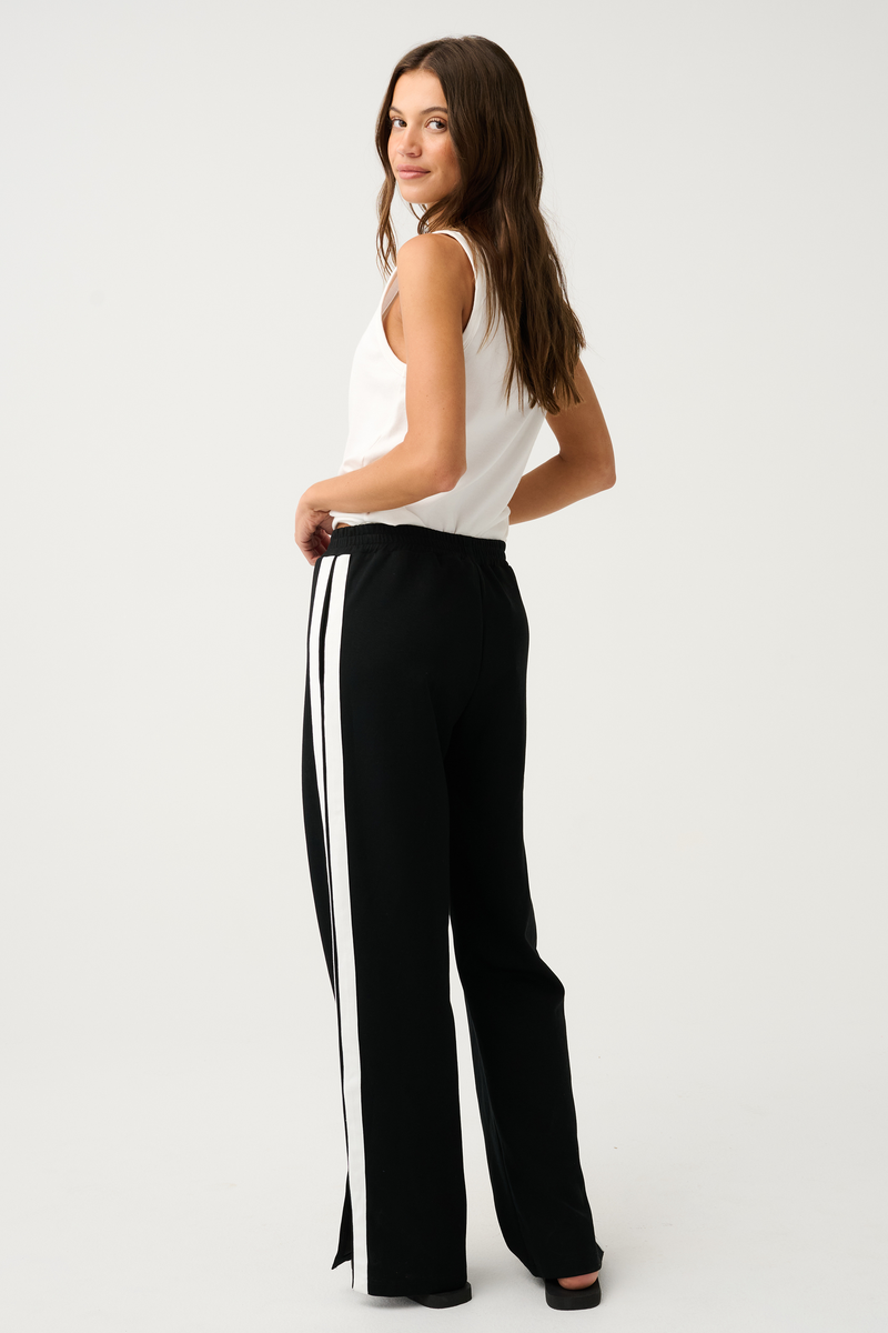 Elasticated waist, pull on pant
Flat waistband
Inseam hip pockets
Contrast white side stripe along outer leg
Leg split at hemline