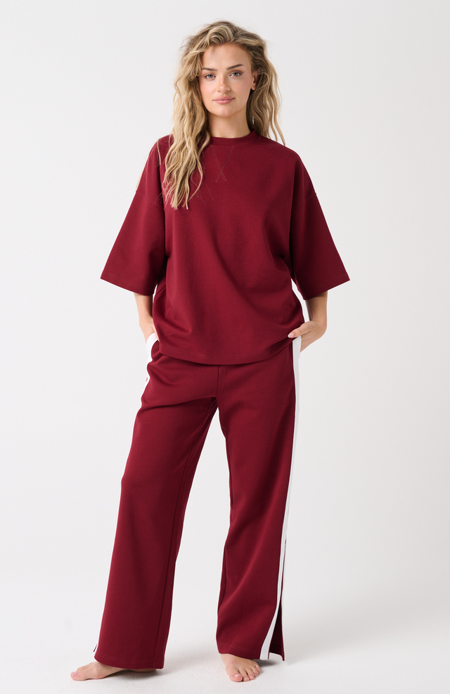 Elasticated waist, pull on pant
Flat waistband
Inseam hip pockets
Contrast white side stripe along outer leg
Leg split at hemline