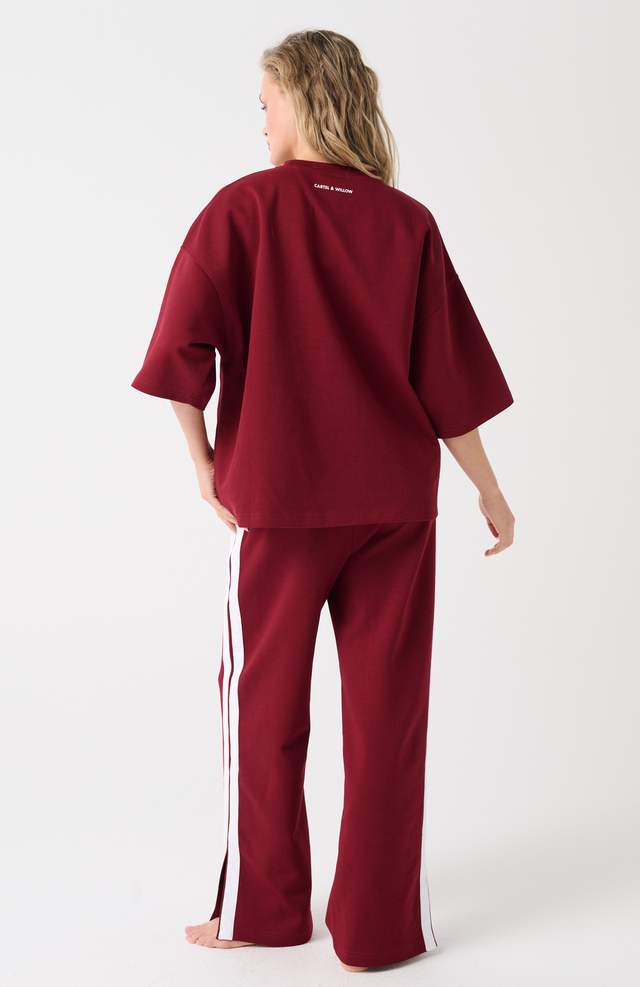 Elasticated waist, pull on pant
Flat waistband
Inseam hip pockets
Contrast white side stripe along outer leg
Leg split at hemline