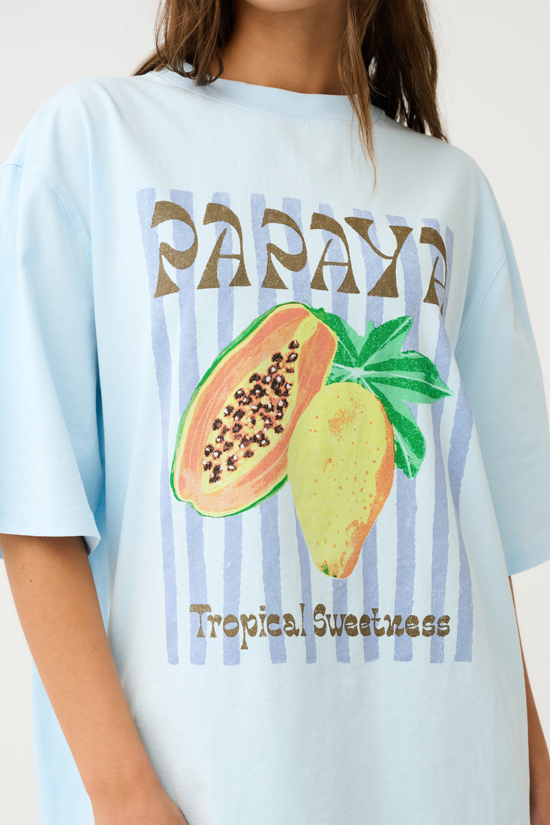 Boxy-fit T-Shirt
Short Sleeve
Straight hemline
Large papaya graphic on the front
100% Cotton Jersey Fabric