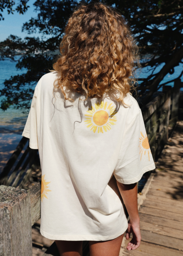 Boxy-fit T-Shirt
Short Sleeve
Straight hemline
All over sun placement graphics
100% Cotton Jersey Fabric